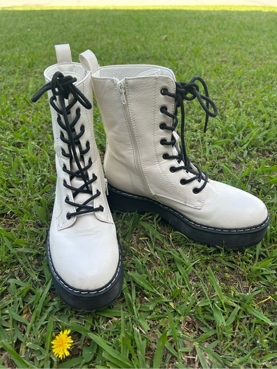 UNIONBAY Shoes - Edgy Grunge White Unionbay Lace-Up Platform Combat Boots - Women Size